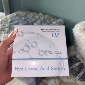 Hyaluronic Acid Serum - White